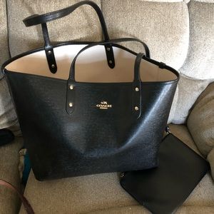 Reversible coach tote